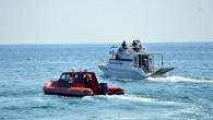 Balıkesir’in Marmara Adası sahilinde bulunan erkek cesedinin İstanbul Adli Tıp Kurumu’ndaki incelemesinin sürdüğünü kaydeden Kaymakam Kaygısız, gazetecilere yaptığı açıklamada, şunları söyledi: “Jandarma, Kapıdağ’ın İstanbul’a bakan kuzey kesimlerinde arama çalışmalarını yoğunlaştırmaktadır. İstanbul’da meydana gelebilecek olası sürüklenmelerin kuzey rüzgarlarından dolayı kuvvetle muhtemel, […]