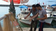 1 Eylül sabahı ‘Vira Bismillah’ diyecek balıkçılar yeni ev sezonunu büyük bir heyecan içinde bekliyorlar. Ordu’nun Fatsa ilçesine bağlı Yalıköy ve Medreseönü Mahallerinde hazırlıklarının sona geldiğini ifade eden Ahmet Mollaoğlu Balıkçılık Teknesi Kaptanı Yasin Aydın, “20 Şubat 2014 günü teknelerimizi kıyayı çekerek sezonu tamamlamıştık. Bizim için uzun […]