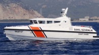 Sahil Güvenlik ekipleri, Sömbeki Adası’ndaki ilk operasyonda yakalanan 138 kaçak göçmenin gözaltına alındığını duyurdu. Rodos Adası’nın Lindos bölgesindeki diğer operasyonda yasa dışı yollardan botla adaya gelen 37 kaçak ile iki insan taciri gözaltına alındı. Sisam Adası’nın güneyinde de 7 kaçak […]