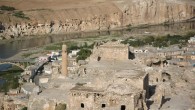 02 Ağustos 2014 Cumartesi – ŞEHMUS KARTAL- turizmhaberleri.com/ Batman Kültür Uzmanı-Araştırmacı Yazar HASANKEYF AĞLAMAYA DEĞER… Dünya uygarlığı içinde yer alan en eski medeniyetlerin tümü akarsular, göller ve deniz sahillerinde kurulduğunu ve buraların insanlık için ilk yerleşim yeri olduğunu hep söyleriz. Çünkü insan […]