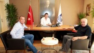 14 Eylül 2014 Pazar – Türkiye-Avrupa Eğitim ve Araştırmalar Vakfı (TAVAK) Yönetim Kurulu Başkanı Prof. Dr. Faruk Şen, Kurumsal İletişim Direktörü Mutlu Demirdelen ile birlikte Bodrum Belediye Başkanı Mehmet Kocadon’u makamında ziyaret etti. Alman kökenli olduğunu ifade eden Şen, Başkan Kocadon ile […]