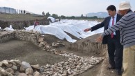 18 Eylül 2014 Perşembe – Batı Anadolu’nun en eski yerleşim yeri olan Hacılar Büyük Höyükte ortaya çıkarılan yerleşim alanı dikkatleri üzerine çekmeye devam ediyor. Burdur Kültür ve Turizm Müdürü Mehmet Tanır Hacılar Büyük Höyükte incelemelerde bulunarak kazı çalışmaları hakkında Prof. Dr. Refik […]