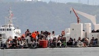 Afganistan, Suriye ve İranlı 82 kaçak göçmen, yasa dışı yollarla çıktıkları deniz yolculuğunda teknenin arızalanması sonucu Karadeniz’de kaderlerine terk edildi. Para karşılığı Romanya’ya götürülmek istenen kaçaklar 2 gün boyunca denizde aç susuz yardım bekledi. YAKTIKLARI ATEŞİN DUMANIYLA FARK EDİLDİLER Kapasitesi […]