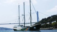 Greenpeace Örgütü’nün sembol gemisi Rainbow Warrior (Gökkuşağı Savaşçısı) İstanbul’a geldi. Sabah saatlerinde İstanbul Boğazı’ndan Marmara Denizi’ne doğru yol alan yelkenli gemi, kömürlü termik santrallere karşı yürütülen kampanya için gönüllülerle birlikte çalışmalar yürütecek. Dünya genelinde 40 ülkede milyonlarca destekçisi olan Greenpeace’in sembol […]