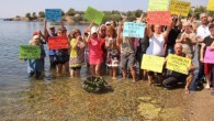 İzmir’in Aliağa İlçesi, Yenişakran Mahallesi, Bozburun Mevkisi’nde yapımı planlanan yat limanı projesi mahalle sakini bir grup tarafından protesto edildi. Bozburun mevkisinde bir araya gelen mahalle sakinleri, doğal güzelliği bozacağını iddia ettikleri yat limanının deniz içi ve çevresindeki doğal yaşama da […]