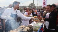 Etkinliğe katılan Fatih Belediye Başkanı Mustafa Demir de vatandaşlarla balık tuttu.   Fatih Belediyesi balık sezonunun açılmasıyla tarihi yarımadada balık festivali düzenledi. Renkli görüntülere sahne olan festivalin ikinci gününde Galata Köprüsü üzerinde olta ile balık tutma yarışı düzenlendi. Sabah saat […]