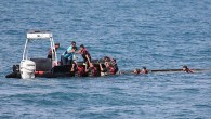 Türk kaptan ile kaçaklar gözaltına alındı. Bodrum’dan Yunanistan’ın İstanköy Adası’na 5 metrelik ahşap sandalla kürek çekerek gitmek isteyen 12 Suriyeli kaçak da yine Yunan Sahil Güvenlik ekipleri tarafından yakalandı. Datça İlçesi yakınlarından 9 metrelik sürat teknesine binerek Yunanistan’a ait Sömbeki (Simi) Adası’na […]