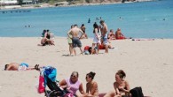 Aydın’ın Didim ilçesinde deniz sezonu Eylül ayında da sürüyor. Hava sıcaklıklarının mevsim normallerinin üzerinde seyretmesini fırsat bilen yerli ve yabancı turistler denizin keyfini çıkardı. Yurdumuzun bazı bölgelerinde şiddetli yağışlar etkisini sürdürürken Ege’nin incisi Didim’de ise tatilciler Eylül ayında deniz keyfi yaşıyor. Eylül ayında hava […]