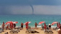 Alanya ‘nın İncekum Mahallesi’nde öğle saatlerinde etkili olan gök gürültülü sağanak yağmurla birlikte etkili olan şiddetli rüzgar , açık deniz üzerinde hortuma neden oldu. Yaklaşık 30 saniye süren hortumu sahilde izleyen yerli ve yabancı turistler, cep telefonlarıyla görüntülemeye çalıştı.  Alanya Meteoroloji Müdürlüğü yetkilileri, yağışlı havanın […]