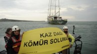Uluslararası çevreci sivil toplum kuruluşu Greenpeace’in gemisi “Rainbow Warrior” (Gökkuşağı Savaşçısı), kömürlü termik santrallerin etkilerine dikkati çekmek amacıyla Çanakkale’nin Karabiga beldesi açıklarına demirledi.  Türkiye turunun 11. gününde sekiz balıkçı teknesi, gemiyi “Hoş geldin Rainbow Warrior, kömüre karşı yelkenler fora”, “Rüzgar bize yeter” ve […]