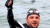 Milli yüzücü Alper Sunaçoğlu, barış ve kardeşlik adına farkındalık yaratmak için İzmit Körfezi’nde 3.5 saat boyunca 30 kilometre yüzdü. Barış gönüllüsü olan rekortmen yüzücü Alper Sunaçoğlu Dünya barışına dikkat çekmek ve farkındalık yaratmak amacıyla bugün Kocaeli’nin Gölcük İlçesi Değirmendere sahilinden […]