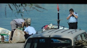Akçakoca’da balıkçıların ağlarına takılan cismin karaya çıkarılmasıyla birlikte güvenlik birimlerine