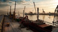 İzmir Alsancak Limanı’na Ro-Ro gemilerinin de yanaşabilmesi için açılan rıhtım ihalesinin, idari şartnamesinin uygun olmaması nedeniyle iptalinin ardından hazırlanan yeni şartname ile yeniden ihaleye çıkıldı. Yeni şartname ile yapılacak ihale yarın (30 Eylül’de) TCDD İzmir Alsancak Liman İşletme Müdürlüğü’nde gerçekleştirilecek. İhale […]