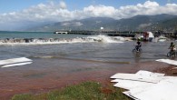 Etkili olan yağmurun ardından sabah saatlerinde sahil kordonunda denizin taştığı, sahil kenarında bulunan park ve bahçelere su dolduğu görüldü. Deniz kenarında bulunan market ve büfelerin sandalye ve masaları su altında kaldı. İş yerleri sahipleri, eşyalarını sudan çıkarmaya çalıştı. İskenderun Meteoroloji Müdürlüğü yetkilileri, ilçede metrekareye 63 kilogram […]