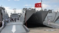COŞKU, HÜZÜN VE GURUR…  Bando Takımı’nın eşliğinde merasim bölüğünün silahlı gösterisi ve yürüyüşü coşkulu bir törene sahne oldu. Kıbrıs Barış Harekatı ve Güneydoğu’da PKK ile mücadelede sırasında şehit düşen askerlerin Şehitliği’ne gerçekleştirilen ziyaret duygu dolu anların yaşanmasına neden oldu.Nefes kesen temsili tatbikat […]