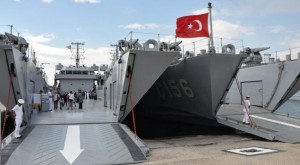 COŞKU, HÜZÜN VE GURUR…  Bando Takımı’nın eşliğinde merasim bölüğünün silahlı