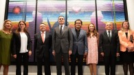 19 Eylül 2014 Cuma – Bir dizi temasta bulunmak için Monako’da bulunan Kültür ve Turizm Bakanı Ömer Çelik ve Maliye Bakanı Mehmet Şimşek, ressam Ahmet Güneştekin’in ‘Güneş Çemberinin Varisleri’ isimli sergisinin açılışına katıldı. Açılışın ardından sergiyi gezen Bakanlar Ömer Çelik ve Mehmet […]
