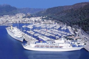 Marmaris Çevre ve Turizm Gönüllüleri Grubu Başkanı Filiz Ersan,Marmaris Körfezi’nde