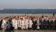 İEÜ, 14. kez öğrencilerine kariyerlerinin ilk adımlarını atmaları için kapılarını açtı. Yeni akademik yılın ilk töreni, Cumhuriyet Alanı’nda Atatürk Anıtı’na çelenk bırakılmasıyla başladı.  Törende, İEÜ Mütevelli Heyeti Başkanı Ekrem Demirtaş, İEÜ Rektörü Prof. Dr. Oğuz Esen, akademisyenler, mezunlar ve öğrenciler, […]
