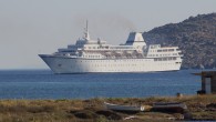 Antalya’dan demir alan 140 metre uzunluğundaki kruvaziyer, sabah saatlerinde Fethiye Körfezi’ne giriş yaptı. Limana demirlemek isteyen gemi, römorkör olmadığı için iskeleye yanaştırılamayınca Şövalye Adası açıklarına demirledi. Yüksek gelir düzeyine sahip ABD, İngiliz ve Almanların bulunduğu gemideki 290 turist, filikalarla limana […]