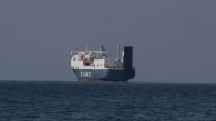 İskenderun Limanı’na 2012 yılında POPAX seferleri gerçekleştirmek üzere gelen 193 metre uzunluğundaki 33 bin grostonluk gemi, şirketin alacaklıları tarafından bağlatılması üzerine 15 aydır İskenderun Körfezi açıklarında demir atmış halde bekliyor. 185 tır ile 320 yolcu kapasiteli dev gemide, 62 adet soğutuculu […]