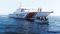 İzmir Valiliği’nden yapılan yazılı açıklamada, Sahil Güvenlik Komutanlığı tarafından Ege Denizi’nde gerçekleştirilen 3 ayrı operasyonda 106 göçmenin kurtarıldığı, yasa dışı geçiş organizasyonunda yer aldığı ileri sürülen bir kişinin yakalandığı belirtildi.   Muğla Datça ilçesine bağlı Bozburun limanı yakınlarında gerçekleştirilen faaliyette 50 Suriye ve 1 Filistin […]