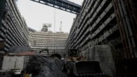 Kazlıçeşme ile Göztepe arası ulaşım süresini 15 dakikaya indirmesi planlanan Avrasya Tüneli’ni görüntülendi. Asya ve Avrupa’yı ilk defa deniz tabanının altından karayoluyla birbirine bağlayacak projenin çalışmaları yer altında ve yüzeyde devam ediyor. Toplam tünel uzunluğu 5 bin 400 metre olan […]
