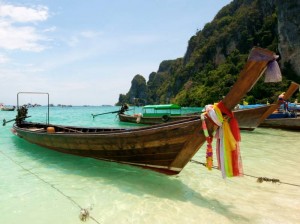 Kaza, Phuket sahilinin 7 kilometre açığında yaşandı. Turistleri taşıyan bir