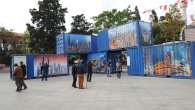 Beşiktaş Belediyesi tarafından düzenlenen Fotoİstanbul Beşiktaş Uluslararası Fotoğraf Festivali’nin açılışı Barbaros Meydanı’nda gerçekleştirildi.Deniz taşımacılığının önemli araçlarından konteynerlerin tual olarak kullanılması ise serginin en ilginç eserlerinin başında geliyor. Fotoİstanbul 1’inci Beşiktaş Uluslararası Fotoğraf Festivali dünyaca ünlü fotoğraf sanatçılarının katılımıyla başladı. Ünlü […]