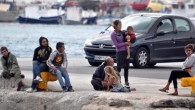 Kayalıklara çarpan yat ile motoru arızalan tekneyi fark eden Yunan sahil güvenliği tarafından yakalanan kaçaklar, gözaltına alındı. Bodrum’dan gece Yunanistan’a ait Kilimli Adası’na gitmek için denize açılan Suriye uyruklu 54 kaçağın bulunduğu 16 metrelik yat, Yunan karasularındaki Psemiros burnu yakınlarında […]