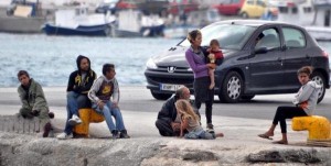 Kayalıklara çarpan yat ile motoru arızalan tekneyi fark eden Yunan