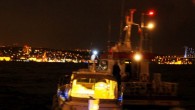 İstanbul Boğazı Sarayburnu önlerinde makine arızası nedeniyle yat sürüklenmeye başladı. Olay yerine gelen Kıyı Emniyeti ait acil müdahale botları sürüklenen yata hemen müdahale etti. Akşam saat 18.30 sıralarında Sarayburnu önlerinde makine arızası nedeniyle yat sürüklenmeye başladı. Yatta bulunanların durumu fark […]