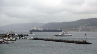 Tankerin sürüklenmemesi ve karaya oturmaması için bölgeye acil olarak üç kurtarma römorkörü sevk edildi. Cezayir’in Arzev Limanı’ından Marmara Ereğlisi’ne sıvılaştırılmış doğalgaz taşıyan 274 metre uzunluğunda, 55 bin 353 metrikton doğalgaz yüklü ‘Ramdane Abane’ adlı tanker,Ege Denizi’nden bugün Sabah saatlerinde Çanakkale Boğazı’na giriş yaptı. Doğalgaz tankerlerinin […]