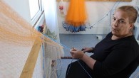 Güzelbahçe Belediyesi, balıkçıların balık ağı tamiratı yapacak personel sıkıntısı çekmesi üzerine aile ekonomisine katkıda bulunmak isteyenler için “Balık Ağı Donamı” kursu açtı. Kursu veren Şafak Surkultay, hem mevcut ağları onardıklarını, hem de yeni ağ siparişleri aldıklarını belirterek, “Ağ onarımına biz […]