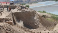 Siirt’in Kurtalan ilçesine bağlı Çattepe köyünde bulunan yaklaşık bin 700 yıllık antik liman, Hasankeyf’in yeni yerleşim yerindeki kültür parkına taşınacak. Dicle Nehri ile Botan Çayı’nın birleştiği noktada gerçekleştirilen arkeolojik kazılarda ortaya çıkarılan antik liman, Kültür ve Turizm Bakanlığı ile Ankara Üniversitesi Sualtı Arkeolojik […]