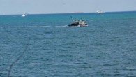 Gece boyunca deniz yüzeyinden yapılan aramalara sabah saatlerinde uçak ve helikopterler de destek verdi. Dün batan 12 metre boyundaki Torun adlı teknenin Romanya’ya gitmeye çalıştığı belirtilmişti. İçinde bir Türk kaptan ile 43 Afganistanlı kaçak göçmenin bulunduğu tekne henüz belirlenemeyen nedenle […]