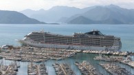 Panama bayraklı, 137936 GRT ve 333 metre uzunluğundaki gemi, sabah saat 08:00’da 3273 yolcusu ve 1237 mürettebatı ile Marmaris limanına yanaştı. MSC Fantasia’nın Marmaris’e ilk ziyareti olması nedeniyle, geminin yolcuları için limanda mini “Türk Pazarı” kuruldu. Yolcular gemiden inerken Mehteran […]