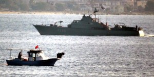 Türk karasularına giren Yunan botu ile denizaltı birbirine oldukça yaklaştı.
