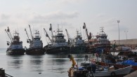 Karadeniz’de iki gündür etkili olan fırtına nedeniyle tekneler denize açılamayınca, Giresun‘da balıkçı tezgahları boş kaldı. Balıkçı Bayram Yılmaz, yaptığı açıklamada, fırtına nedeniyle balıkçı teknelerinin denize açılamadığını söyledi. Karadeniz‘de 2 gündür balık avlayamadıklarını kaydeden Yılmaz, “Son dönemlerde Karadeniz’de özellikle hamsi avına yönelmiştik. Bol […]