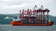 İspanya’nın Algeciras Limanı’ndan Gebze Limanı’na dört liman vinci götüren, ‘Hollanda Antilleri’ bayraklı, 181 metre uzunluğundaki ‘TEAL’ adlı gemi, Çanakkale Boğazı’ndan geçiş yaptı. Saat 12.00 sıralarında boğazın en dar noktası olan Çanakkale ve Kilitbahir arasından geçen ve güvertesindeki 85 metre yüksekliğindeki […]