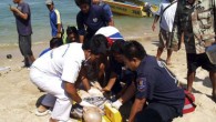 Olay Pattaya sahilinde ‘JaiJai’ adlı sürat teknesinde bulunan Türk turistler kıyıya yaklaştıkları sırada tekne su almaya başladı. can yeleklerini giyen yolcular, yardım gelmesini bekleyen yolcular, sahil güvenlik ekiplerince kurtarıldı. Türk turistlerden sadece birinin hafif yaralı olduğunu bilidirilirken, o da ayakta gördüğü tedavinin ardından taburcu […]