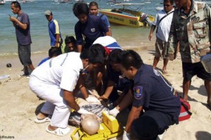 Olay Pattaya sahilinde ‘JaiJai’ adlı sürat teknesinde bulunan Türk turistler kıyıya yaklaştıkları sırada