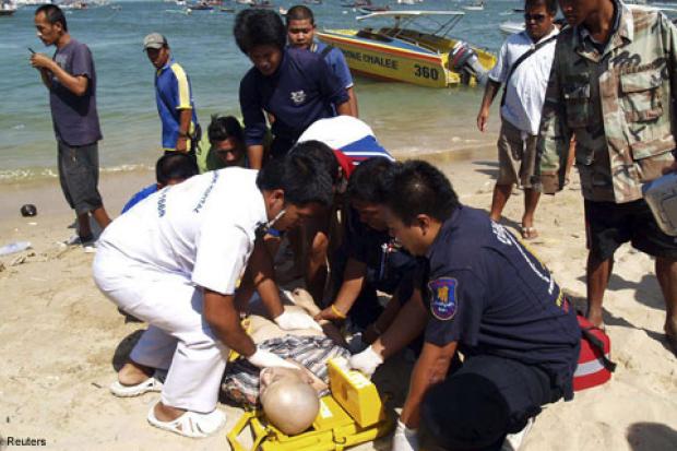 Tayland'da batan teknedeki 8 Türk turist sağ olarak kurtarıldı Olay Pattaya sahilinde ‘JaiJai’ adlı sürat teknesinde bulunan Türk turistler kıyıya yaklaştıkları sırada