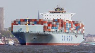 Çin’in taşımacılık devi Cosco ile yapılan anlaşma olaylı geçen genel kurul toplantısı sonrası Pire Limanı Kurumu (OLP) tarafından onaylandı. Anlaşma, Çinlilerin limana yapacağı 230 milyon euro’luk yatırımın önünü açıyor. Liman çalışanlarından bazılarının toplantının yapılacağı salonun yolunu kapatmaya çalışması üzerin OLP […]