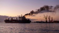 Uluslararası Denizcilik Örgütü’nün (IMO) tahminlerine göre sektör, tüm dünyada karbon emisyonlarının yüzde 3’ünü oluşturuyor ve yeni düzenlemeler getirilmemesi halinde bu pay 2050’de yüzde 18’e ulaşabilir. AB’de anlaşmaya varılan düzenlemeler, denizcilik sektörünü Emisyon Ticaret Sistemi (ETS) kapsamına almıyor. Ancak AB yetkilileri, […]