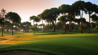 05 Kasım 2014 Çarşamba – Shearer, David Platt, Dwight Yorke gibi efsane futbolcular ile amatör golfçüleri karşı karşıya getirecek “The Signature Event ” turnuvası, futbol dünyasının 8 efsane ismini golf sahasına çıkarıyor. Golf tutkunlarının büyük ilgi gösterdiği bu sıra dışı turnuva için […]