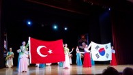 02 Kasım 2014 Pazar – HÜSNÜ GÜMÜŞ-turizmhaberleri.com/Ankara FIJET-ATURJET Üyesi Sinop Alan Yönetimi Başkanı SANATI BİLİMLE BULUŞTURAN FESTİVAL UNİCEF İyi Niyet Elçisi Sihirli Flüt unvanlı Şefika Kutluer in, Ankara da, 2010 yılından beri “Doğu Batı ile Buluşuyor ” teması ile düzenlediği Uluslararası Şefika […]