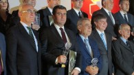 17 Kasım 2014 Pazartesi – Nilgün Atar- Turizmhaberleri.com Antalya Expo Center’da 13-16 Kasım tarihlerinde gerçekleştirilen Yapex Restorasyon Fuarı’na Kültürel Mirası Koruma Projelerine verilen özendirme ödülleri damgasını vurdu. Tarihi kentlerin yerel yönetimleri ve koruma sektörü temsilcilerini biraraya getiren YAPEX Restorasyon Fuarı; bilgilendirme ve […]