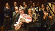 25 Aralık 2014 Perşembe – Ünlü piyanist, İzmir deki her konserinde olduğu gibi biletleri kısa sürede tükenen gecede İzmirli sanatseverlere unutulmaz bir dinleti sundu. İzmir Büyükşehir Belediye Başkanı Aziz Kocaoğlu da İzmirlilerle birlikte ünlü piyanisti dinledi. AASSM in muhteşem akustik atmosferinde konserini […]