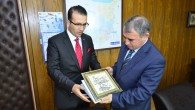 Deniz Ticaret Odası (DTO) Kocaeli Temsilcisi Av. Vedat Doğusel, Körfez’de Kaymakamlık görevine yeni başlayan Dr. Hasan Hüseyin Can’ı makamında ziyaret etti. Deniz Ticaret Odası Kocaeli Temsilcisi Av. Vedat Doğusel ziyaretlerini sürdürüyor. Doğusel, Körfez Kaymakamlığı görevine yeni başlayan Dr. Hasan Hüseyin Can’a […]